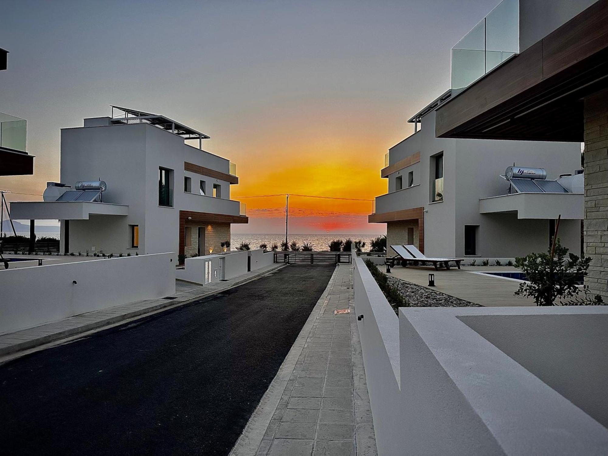 Santa Barbara Seafront Villas W Jacuzzi Pool Paphos Kültér fotó